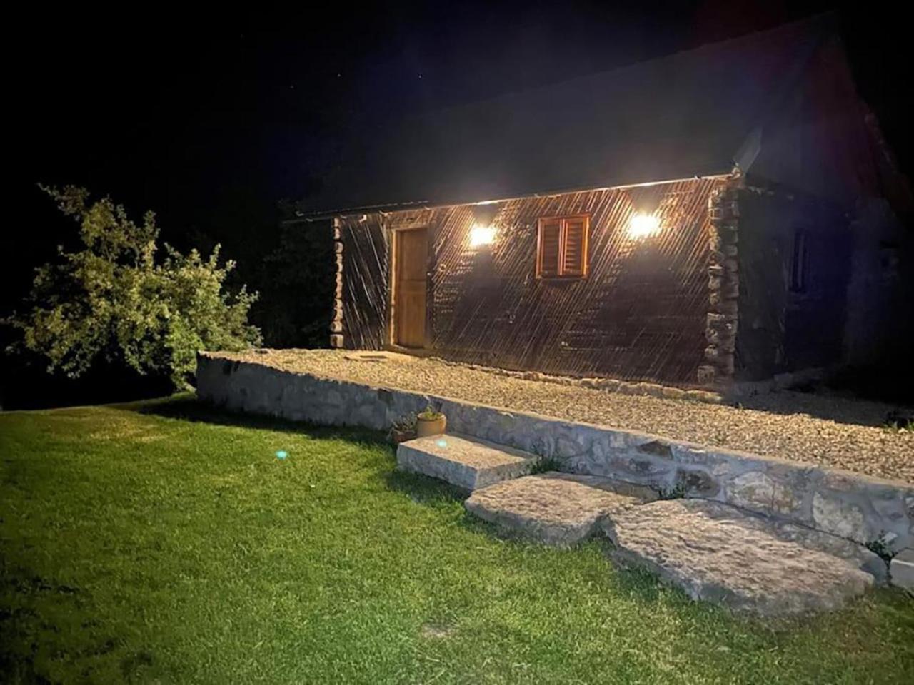 Salas U Bregu In Cheile Carasului Crasova Zewnętrze zdjęcie